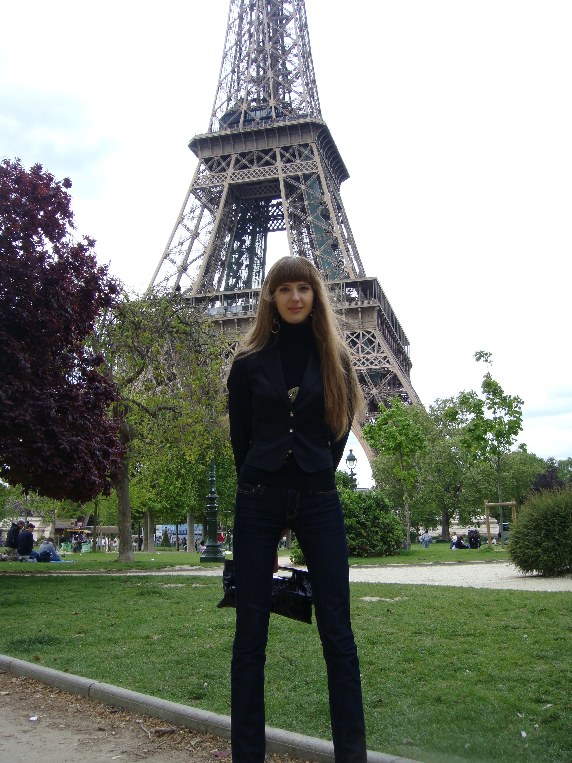 Лесная тропа в утреннем тумане